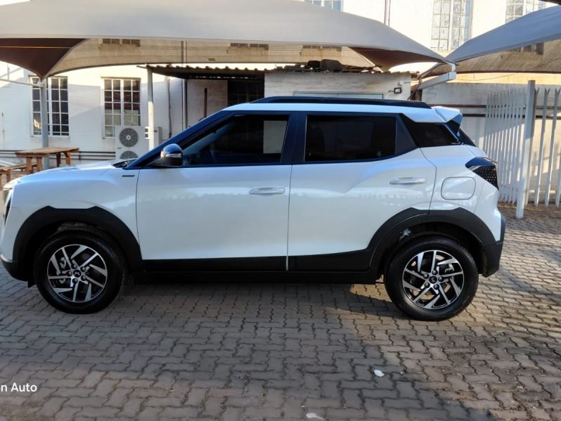 MAHINDRA XUV3XO 1.2 AX5 AT 2025