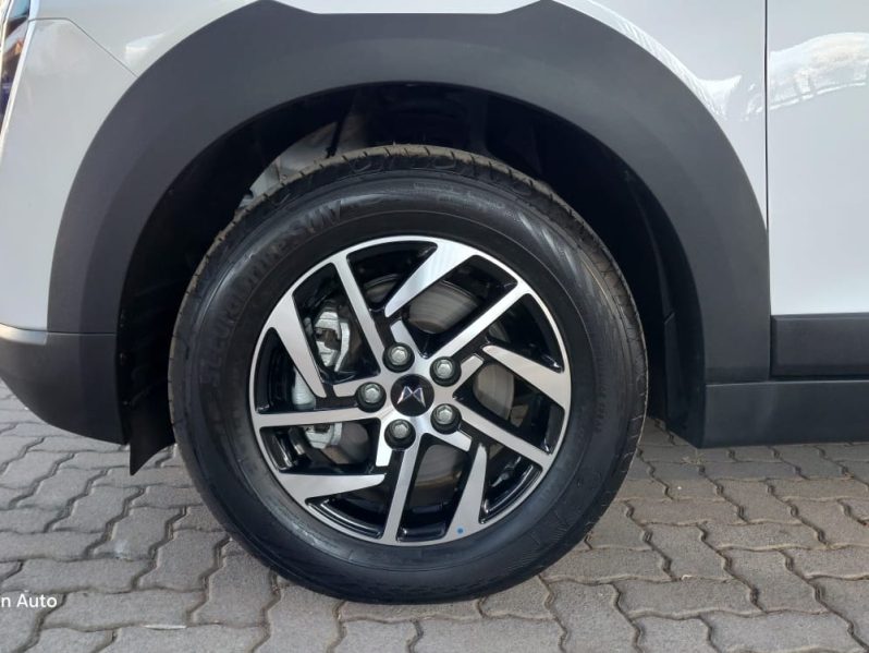 MAHINDRA XUV3XO 1.2 AX5 AT 2025