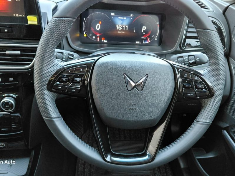 MAHINDRA XUV3XO 1.2 AX5 AT 2025