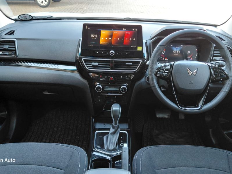 MAHINDRA XUV3XO 1.2 AX5 AT 2025